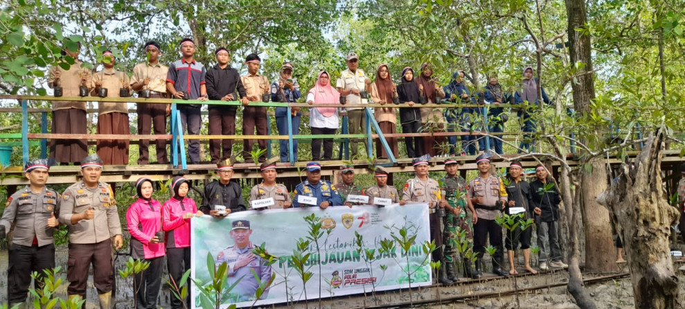 Peringati HUT RI Ke 78, Polsek Merbau Kerjasama PT. ITA Tanam Ratusan Bibit Mangrove