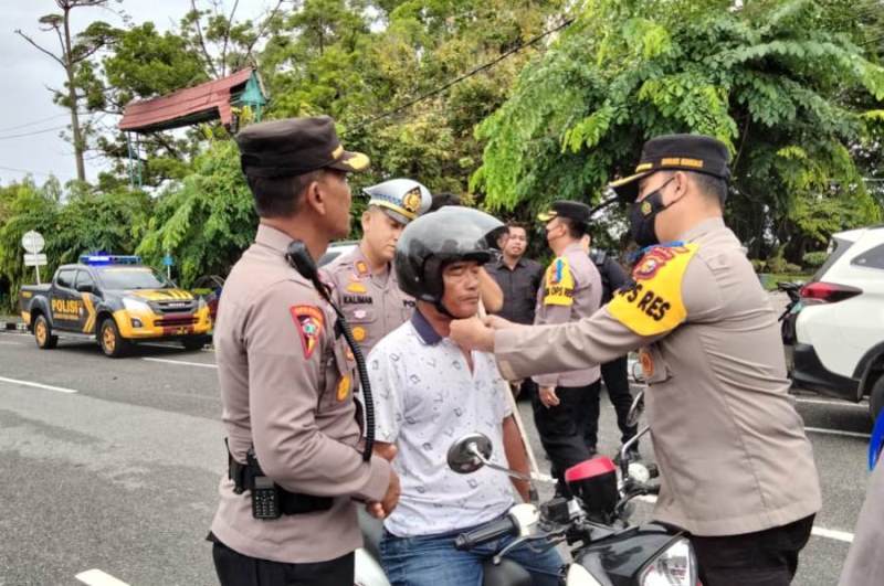 Operasi Zebra, Kapolres Bengkalis Bagi-bagi Helm Gratis kepada Pengendara Sepeda Motor
