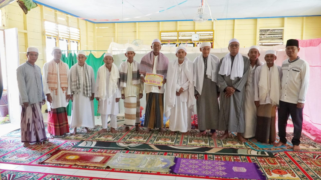 Bupati Sintong Berikan Bantuan Kepada 25 Masjid dan Mushola saat Safari Ramadhan