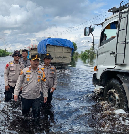 Sudah Seminggu Banjir di Jalintim Pelalawan Belum Surut, Pengendara Diimbau Tetap Hati-hati