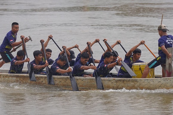 Warga Desa Buluh Cina Gelar Pacu Sampan, Sekdaprov Riau Apresiasi Potensi Wisata Lokal