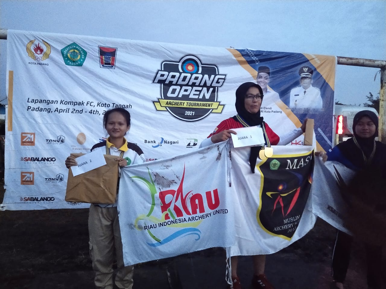 Berkompetisi di Kejuaraan Nasional Panahan di Padang, Mahasiswi Unilak Raih Medali Perak
