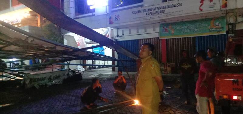 Angin Kencang Robohkan Tiang Reklame, Timpa Dua Mobil