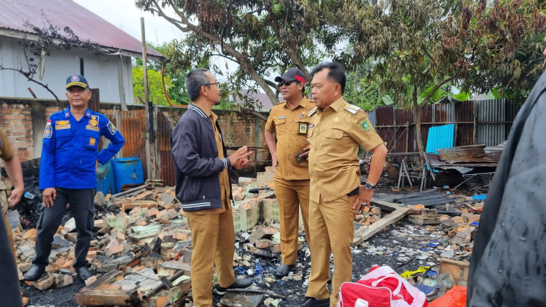Plt Bupati H. Asmar Serahkan Bantuan untuk Korban Kebakaran Rumah