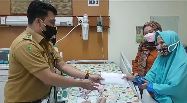 Bezuk Anak Penderita Jantung dan Paru-paru Bocor, Lurah ini Serahkan Bantuan