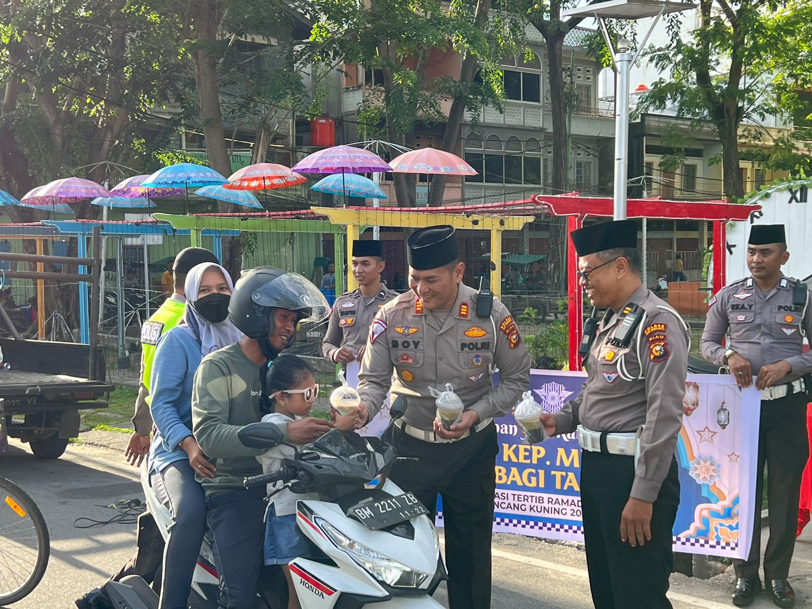 Personel Ops Tertib Ramadan Polres Meranti Bagikan Takjil Gratis kepada Pengguna Jalan