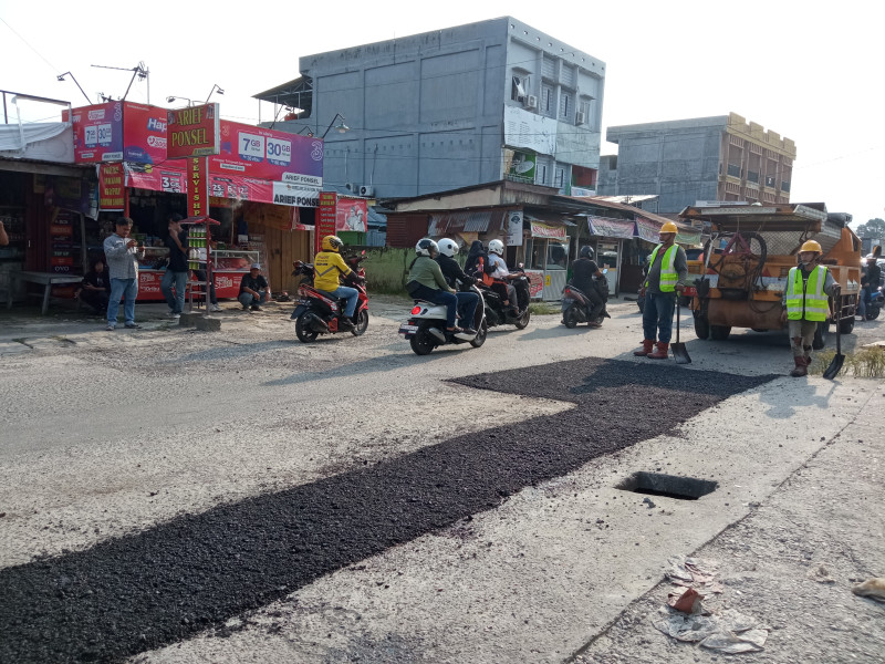 PUPR Pekanbaru Tambal Sulam Jalan Rusak di 200 Titik