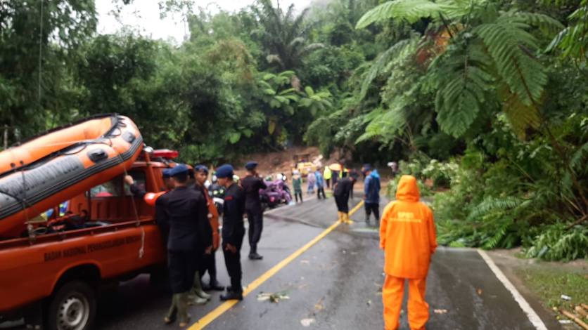 Ada Longsor, Polda Riau Minta Masyarakat yang Hendak ke Sumbar Lewati Jalur Teluk Kuantan - Kiliran Jao