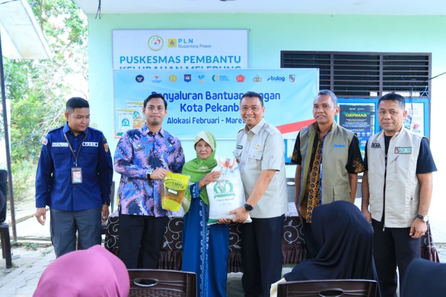 Pemko Pekanbaru bersama Bulog Salurkan Bantuan Beras dan Minyak untuk 63 Ribu Warga