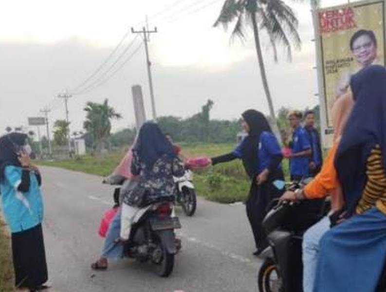 PK KNPI Tebing Tinggi Barat Berbagi Makanan Berbuka Puasa kepada Masyarakat