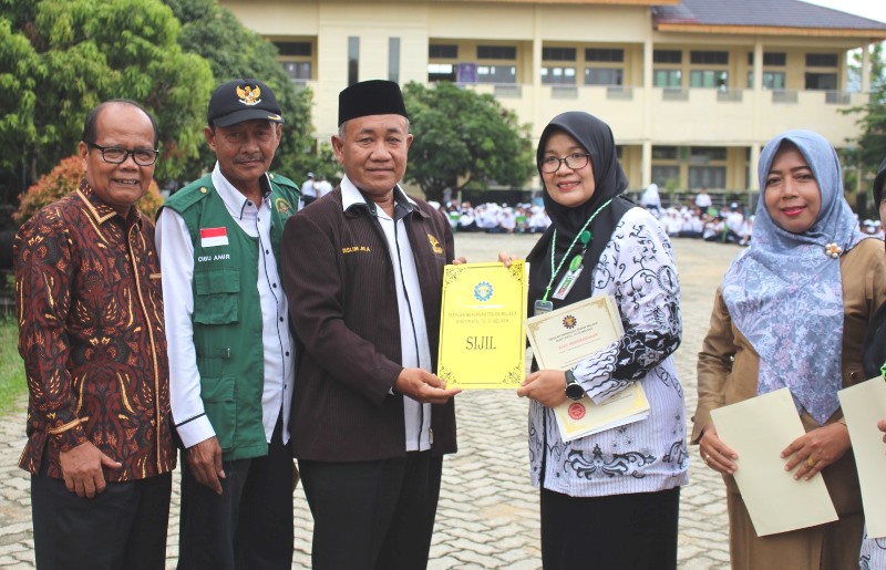HUT PGRI, DMDI Riau Serahkan Sertifikat Penyertaan ke Kasek SMPN 6 Rumbai