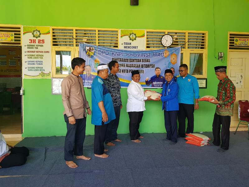KNPI Riau Bantu Guru Madrasah 1 Ton Beras