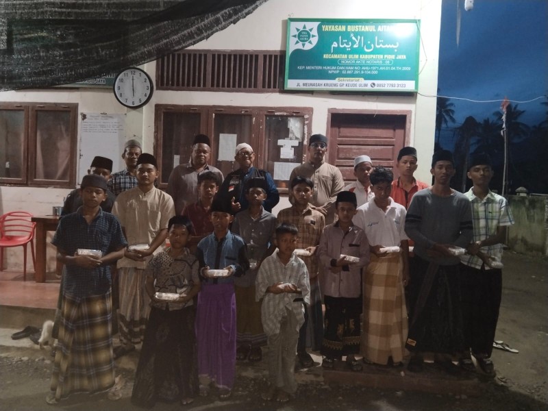 Jumat Berkah Subuh di Ulim, Kebaikan Menyapa Jamaah, Anak Yatim dan Pekerja Jalanan