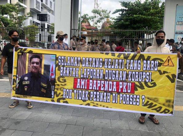 Mahasiswa Laporkan Kepala Bapenda Pekanbaru ke Kejati Riau