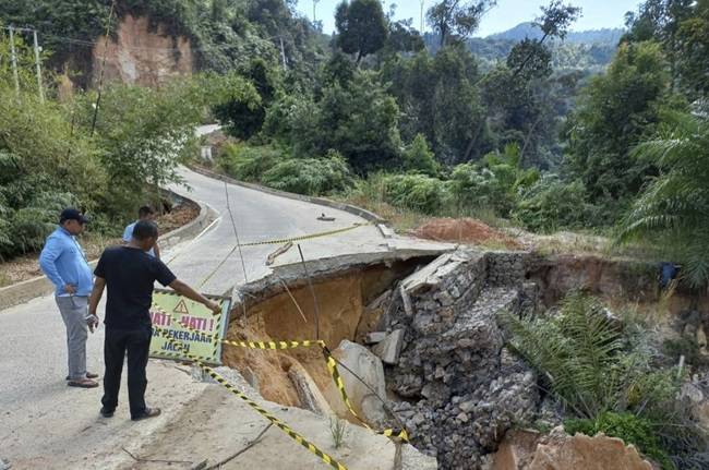 Separuh Badan Jalan Rokan-Batas Sumbar Putus Akibat Longsor