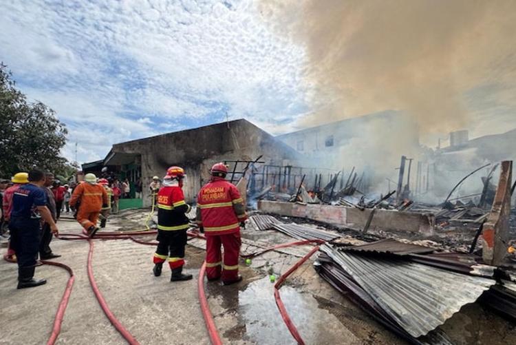 Pekanbaru Membara! Enam Rumah Petak di Jalan Gulama Ludes Terbakar Siang Bolong