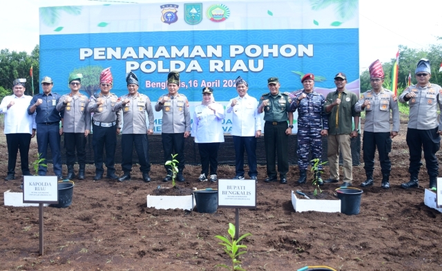 Kapolda Riau dan Bupati Bengkalis Tanam Pohon Geronggang