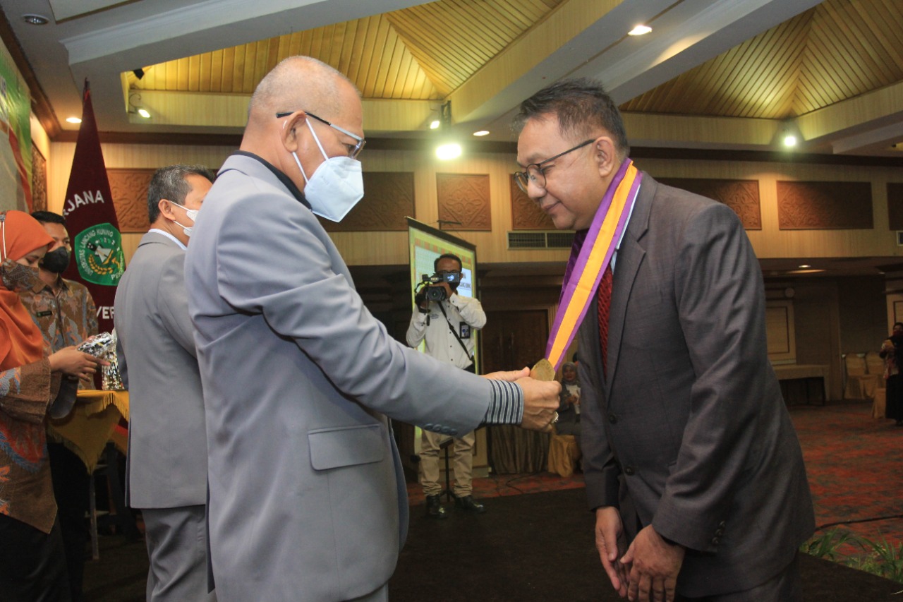 Dokter Spesialis Syaraf RS Awal Bros Raih Gelar Magister di Pascasarjana Unilak