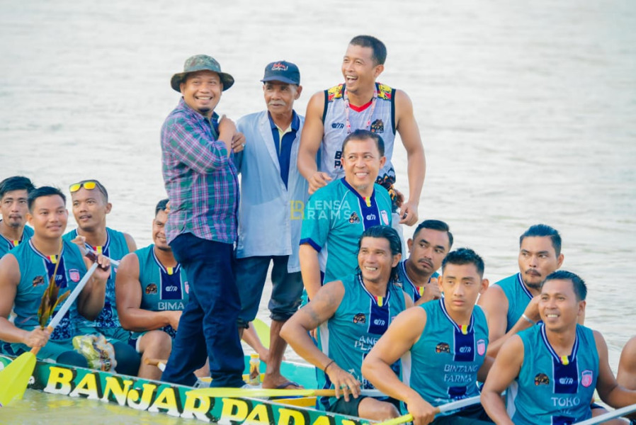 Jalur Putri Anggun Sibiran Tulang Raih Gelar Jawara di Pacu Jalur Nasional 2024