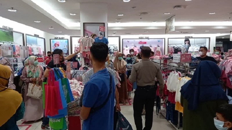 Mall SKA Pekanbaru Membludak, Kapolsek Tampan Turun Tangan