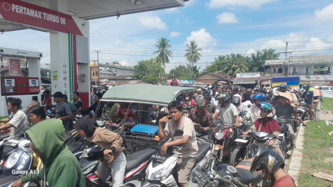Antrean Panjang di SPBU Pelalawan, Warga Menunggu hingga 4 Jam