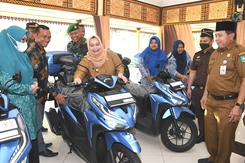 Bupati Kasmarni Serahkan Enam Unit Sepeda Motor kepada Penyuluh KB