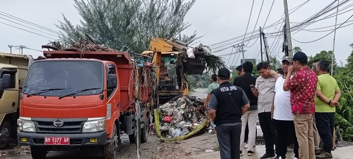 Status Darurat Sampah, Pj Walikota Pekanbaru Pantau Pembersihan Tumpukan Sampah