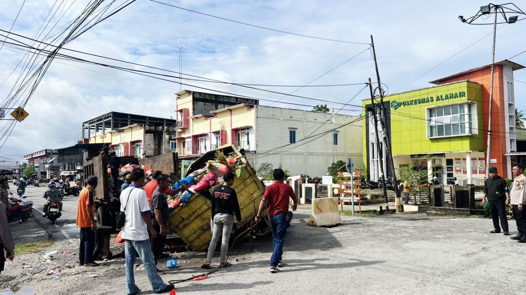 Gerak Cepat Bupati Meranti dan Polres Evakuasi Dump Truk Akibat Gorong-Gorong Amblas