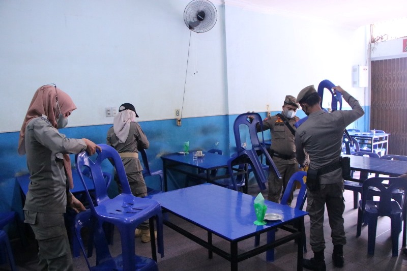 Nekat Buka Saat Ramadhan, Pengunjung Kedai Kopi Dibubarkan Satpol PP