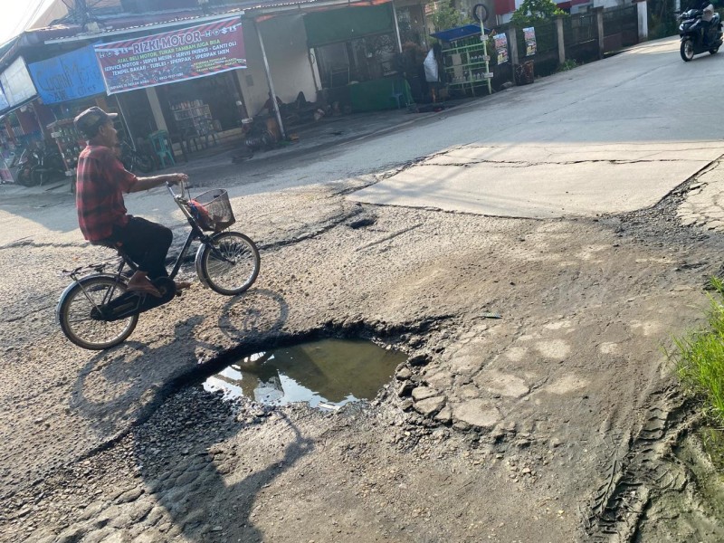 Bahayakan Pengendara, Jalan Berlubang Besar  di Pertigaan Batang Tuaka–Lingkar II–Pekan Arba Tembilahan