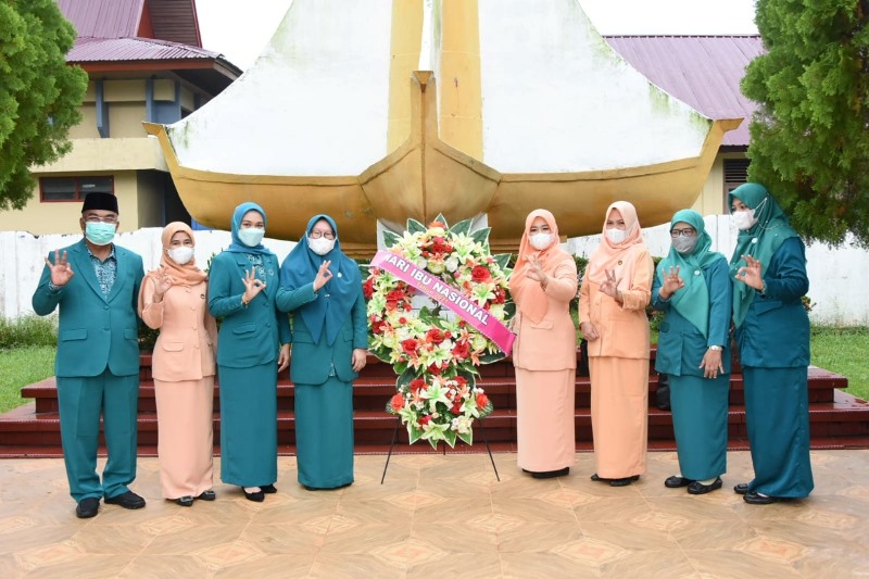 Hari Ibu, Ketua TP-PKK Bengkalis Ziarah ke TMP Kusuma Ksatria