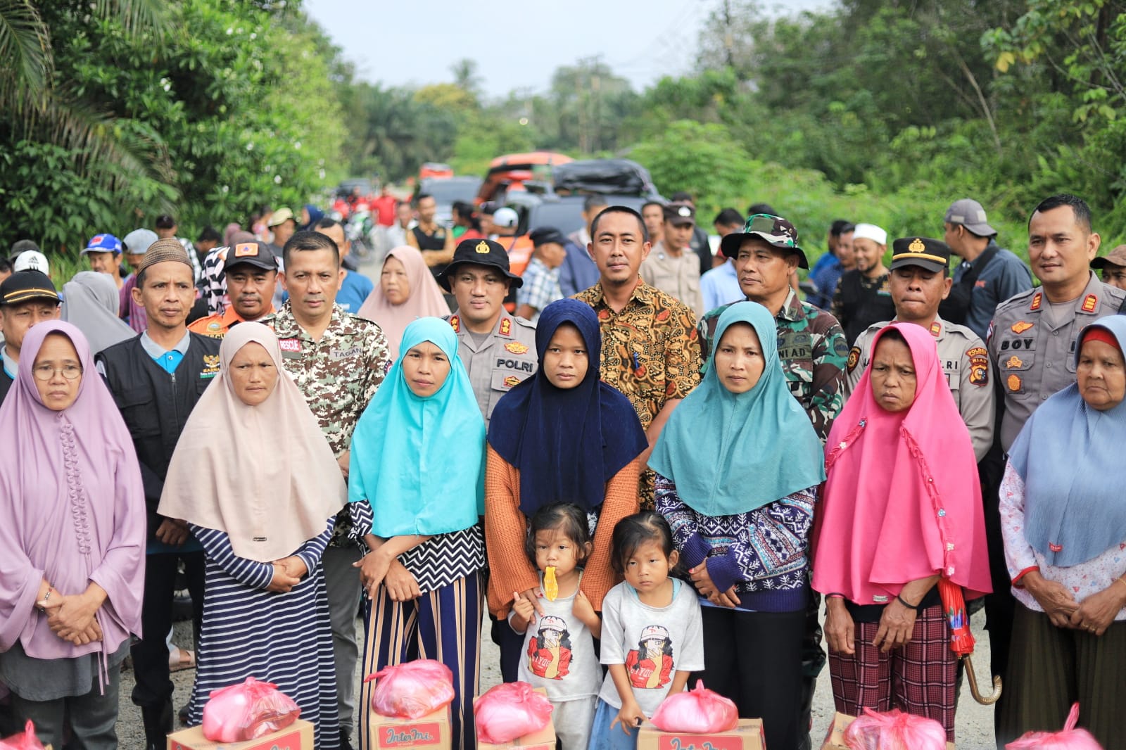 Serahkan 305 Paket Sembako Di Kecamatan Tebingtinggi Barat Yang Terdampak Banjir
