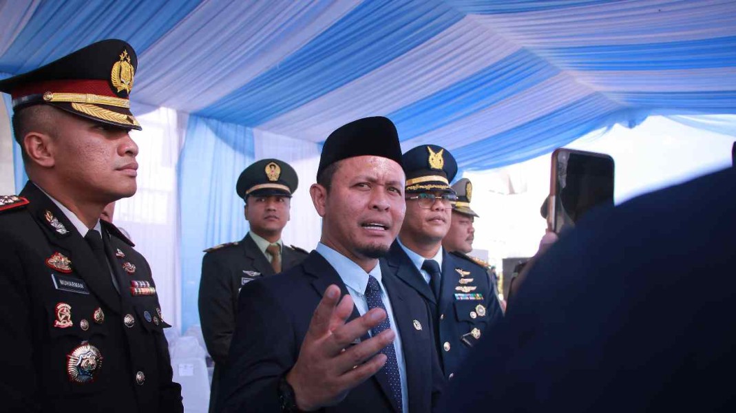 Ketua RT/RW di Pekanbaru Dibekali HP, Wako: Digitalisasi untuk Permudah Layanan Masyarakat