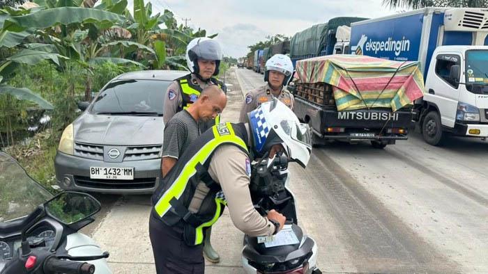 Jalintim Berubah Jadi Ular Besi , Polisi Ngamuk Kejar Sopir yang  Potong Kompas!