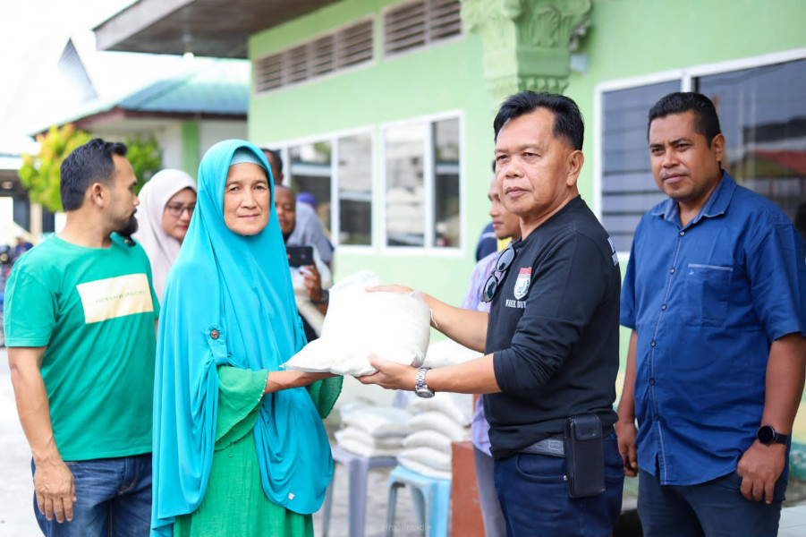 Jelang Idul Fitri 1444H, Plt. Bupati Asmar Bagikan Beras Kepada Para Petugas Kebersihan