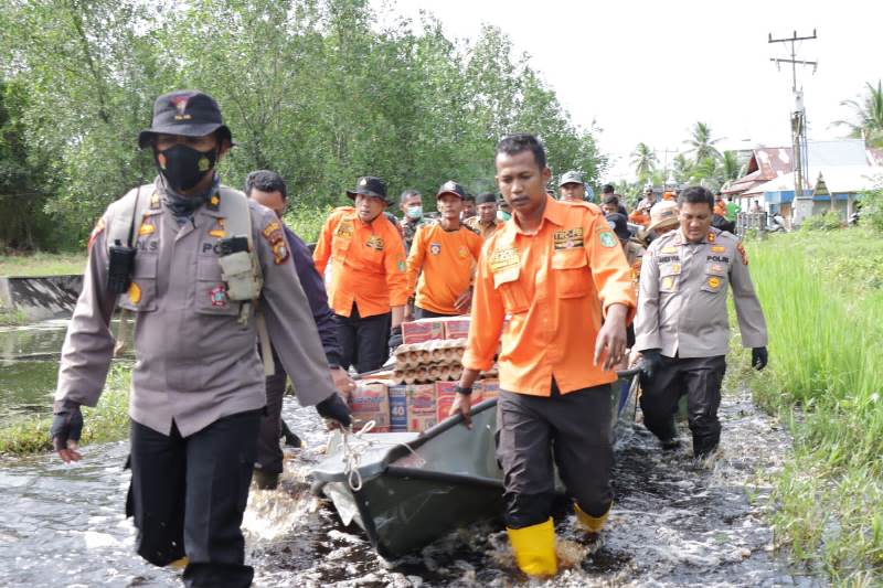 Bersama Bupati, Kapolres Meranti Tinjau dan Salurkan Bantuan Bagi Warga Terdampak Banjir di Rangsang Barat