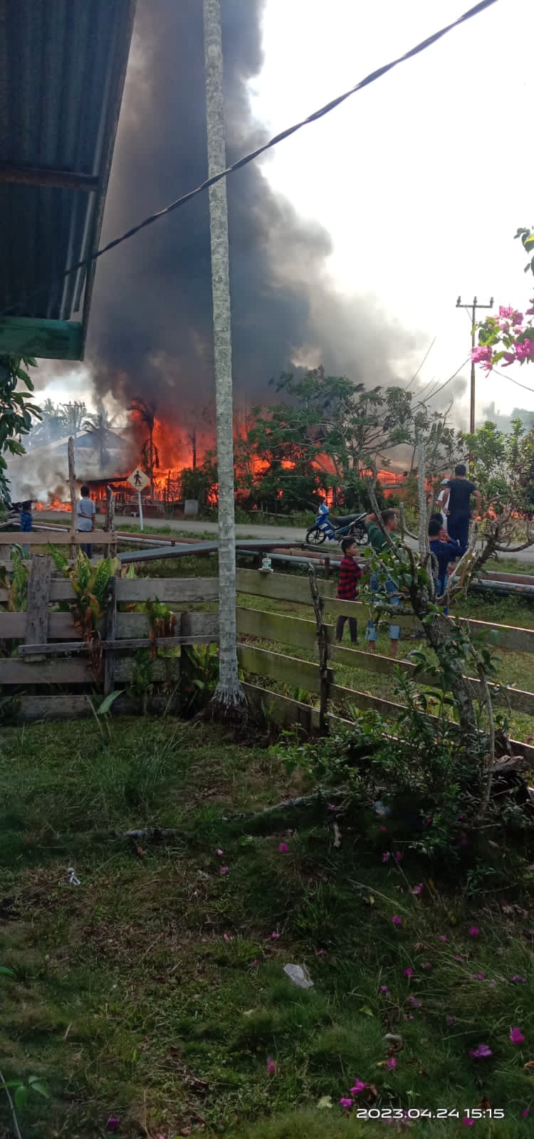 Satu Rumah Warga Desa Bagan Melibur Ludes Terbakar, PT. ITA dan Masyarakat Bantu Padamkan Api