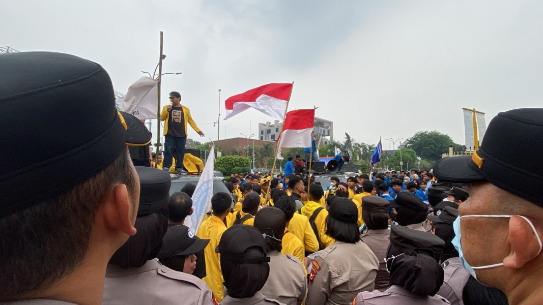 Demo di Kantor Gubernur Riau, Mahasiswa Unilak Sampaikan Kritik Lewat Puisi