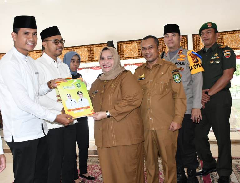 Bupati Kasmarni Serahkan  SK kepada 134 Penyuluh Agama Islam