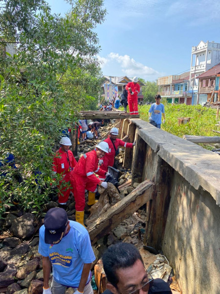 PT. ITA Kolaborasi LPMK Teluk Belitung dan UPIKA Merbau Galakkan Aksi Bersih Pantai
