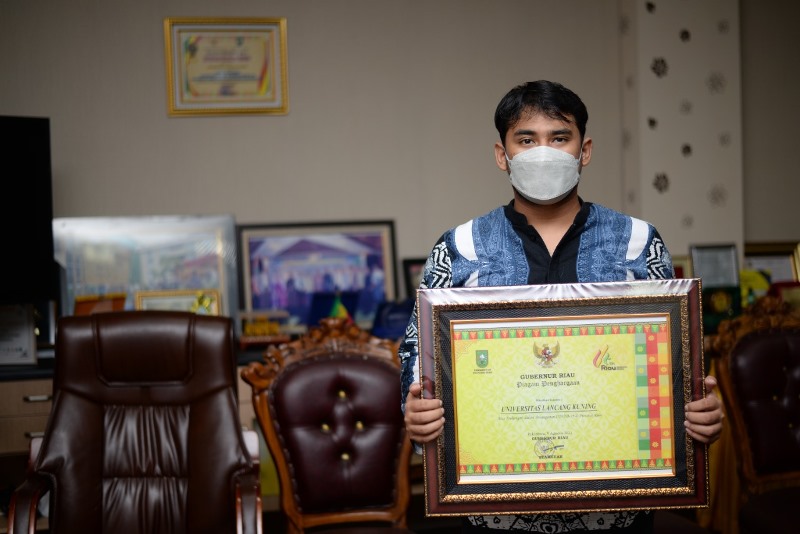 Sukses Bantu Program Percepatan Vaksinasi dan Malampaui Target, Gubri Berikan Penghargaan Kepada Unilak