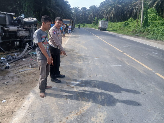 Kecelakaan Libatkan Dua Truk dan Motor di Bandar Sei Kijang Pelalawan, Sejumlah Orang Luka-luka