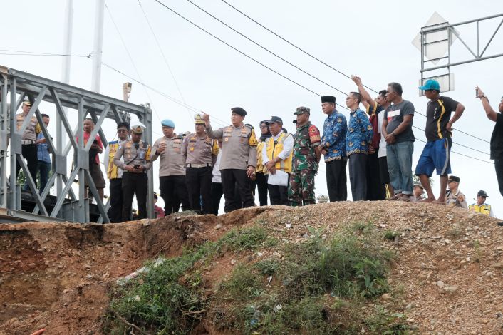 Kapolda Riau Tegaskan Penanganan Longsor di Tanjung Alai Prioritas