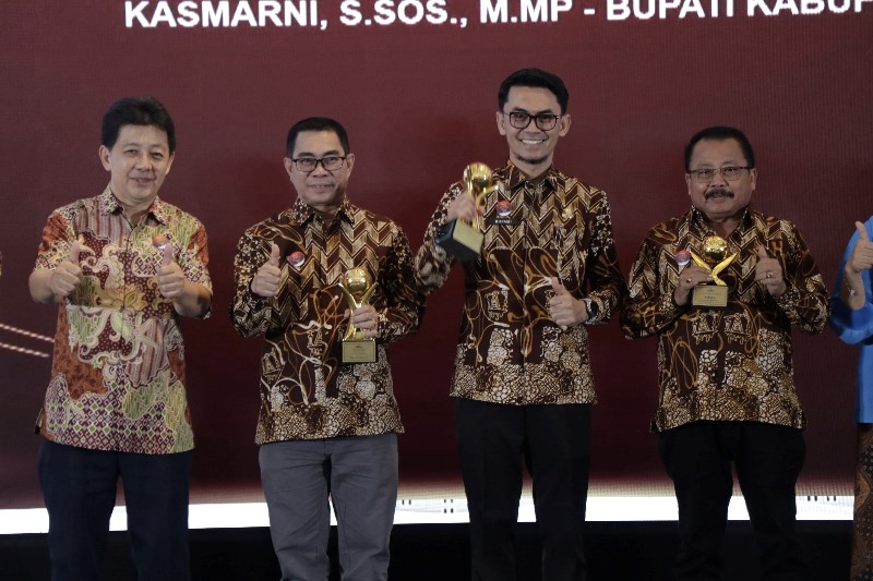 Bupati Bengkalis Terima Top BUMD Award 2025
