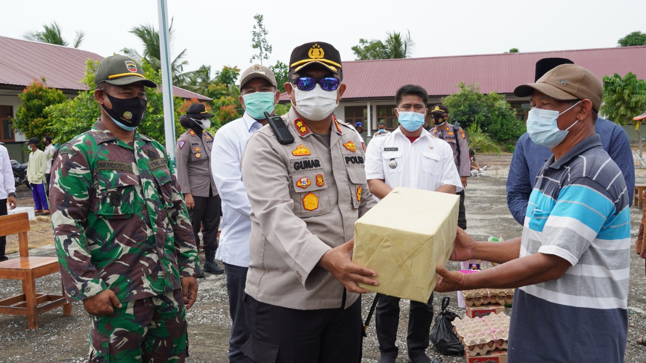Kunjungi Kampung Paling Pesisir di Kabupaten Siak, Kapolres dan Bupati Lakukan Pengawasan Pelaksanaan Vaksinasi dan Berikan Bantuan