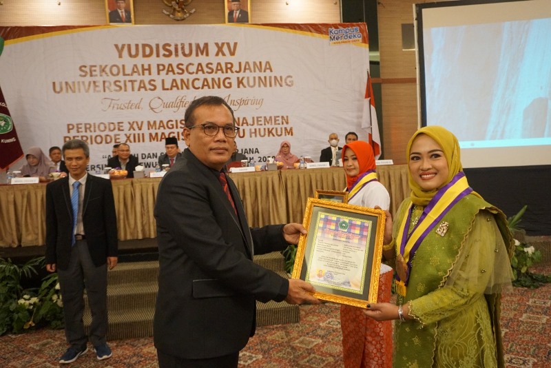 Dekan Sekolah Pascasarjana Unilak Menyerahkan Piagam Penghargaan Pemuncak Yudisium 15