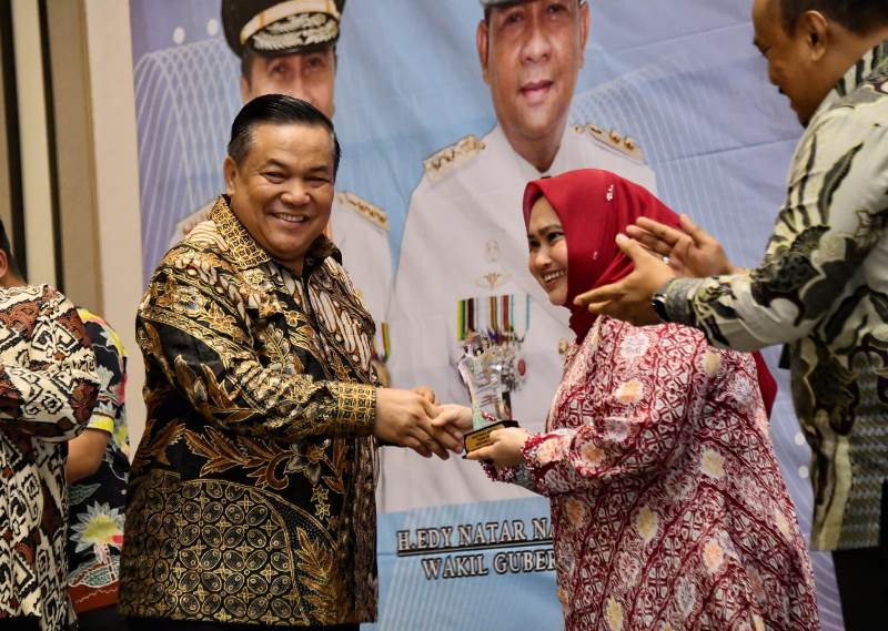 Bupati Kasmarni Terbaik 1 Paritrana Award Riau