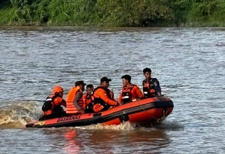 Bocah 4 Tahun Hilang di Sungai Batang Kuantan, Tim SAR Lakukan Pencarian