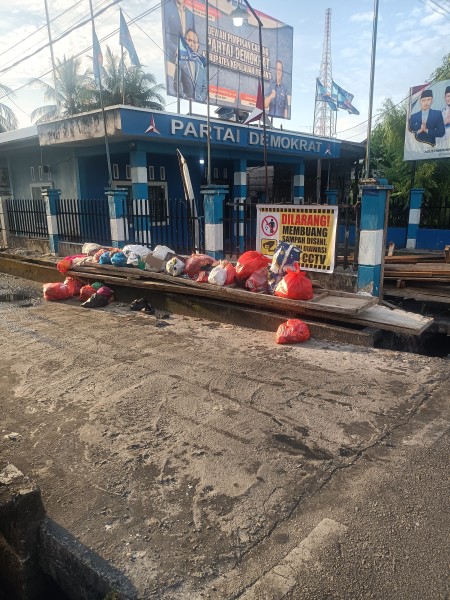 Sampah Kembali Berserakan di Pintu Masuk Jalan Revolusi Selatpanjang