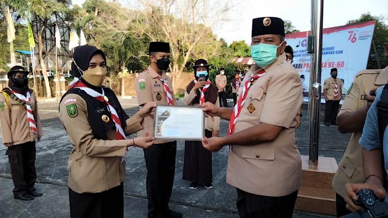 Di Hari Jadi ke 60 Gerakan Pramuka, Bupati Alfedri Terima Penghargaan Lencana Pancawarsa IV